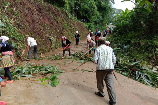 那女老少齐上阵打扫卫生 那女老少齐上阵打扫卫生